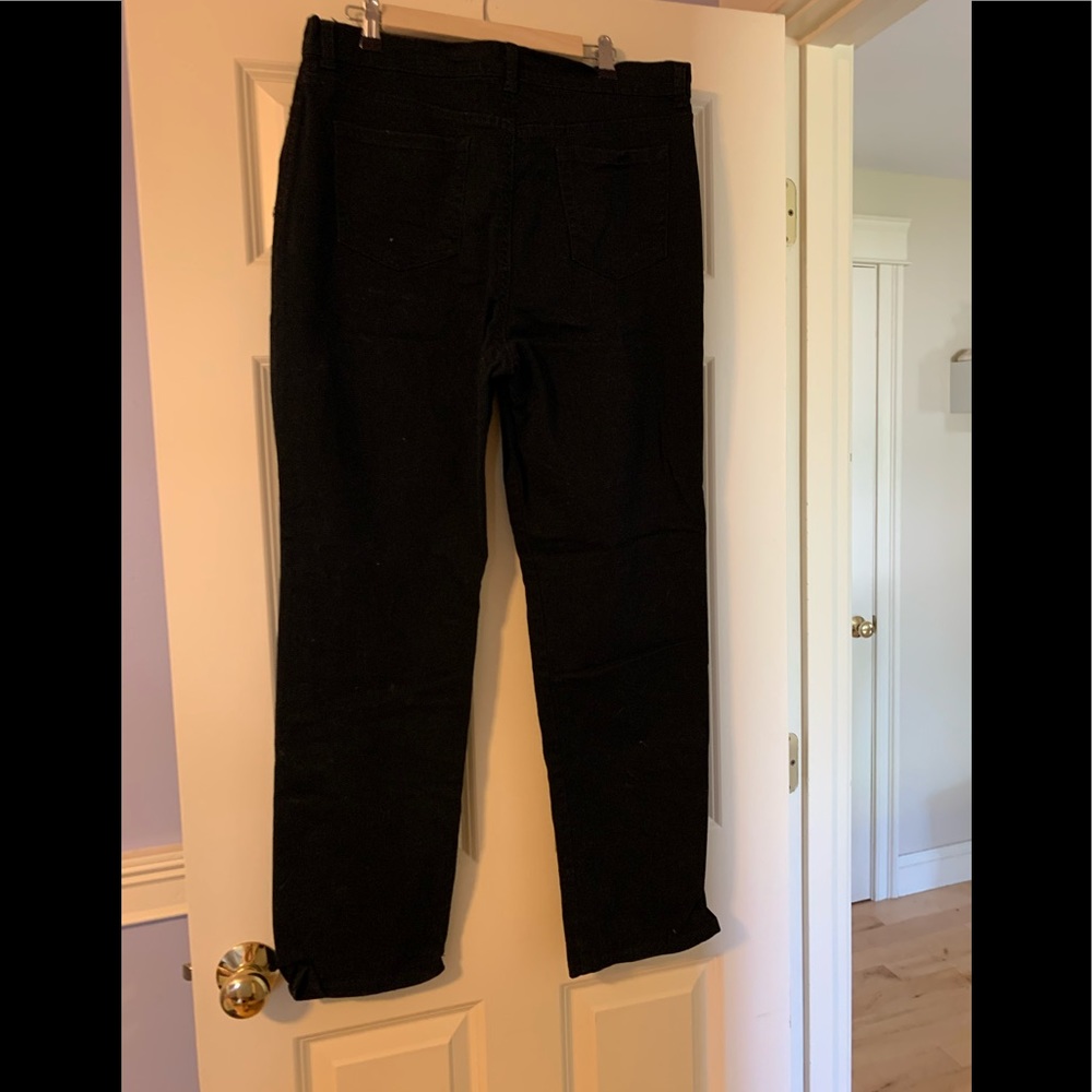 Gloria Vanderbilt women’s Amanda jeans in black. Size 14.